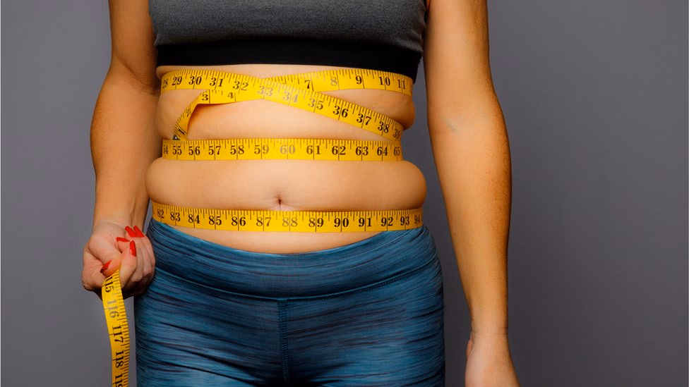 Medindo a barriga com fita métrica